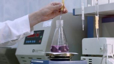 Örnek incelenmesi ve sıvı şişesi içinde karıştırın