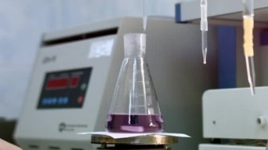 Resercher başlamak mix pembe sıvı şişeye