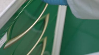 Bilim adamı al tüpler içinde laboratuar