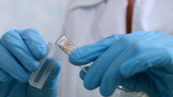 Verter líquido em frasco estreito em laboratório — Vídeo de Stock