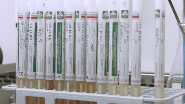 Tubos en el laboratorio — Vídeo de stock