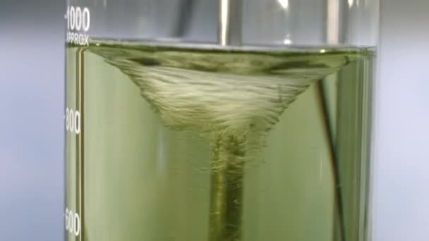 Mélanger le liquide dans une fiole de 1000 ml 