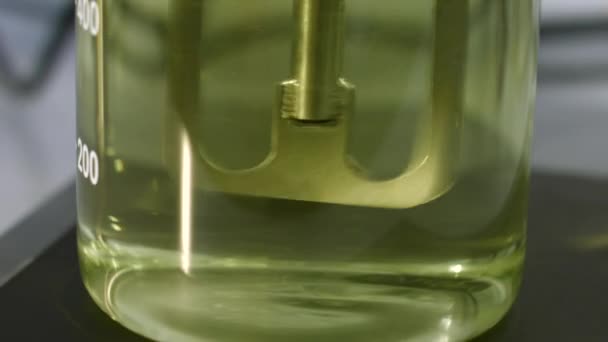 Mélanger le liquide vert dans une fiole de 1000 ml 