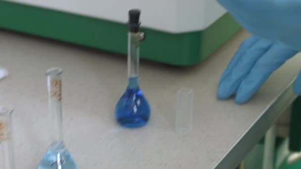 Serbatoio prelevare campioni liquidi in matraccia in laboratorio — Video Stock