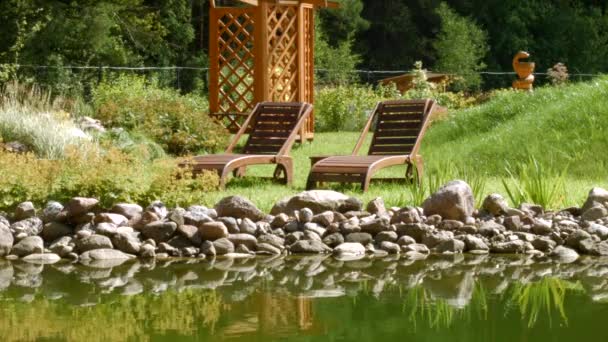 Relajarse en una tumbona junto al río — Vídeos de Stock