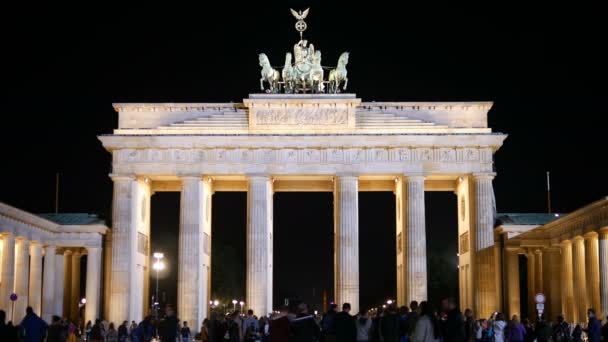 Brandenburgi kapu Berlinben, Németországban. éjszaka 4k, 2015. szeptember 25. — Stock videók