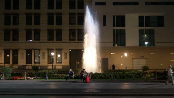 Fontana di notte a Berlino, Germania. 25 settembre 2015. 4K — Video Stock
