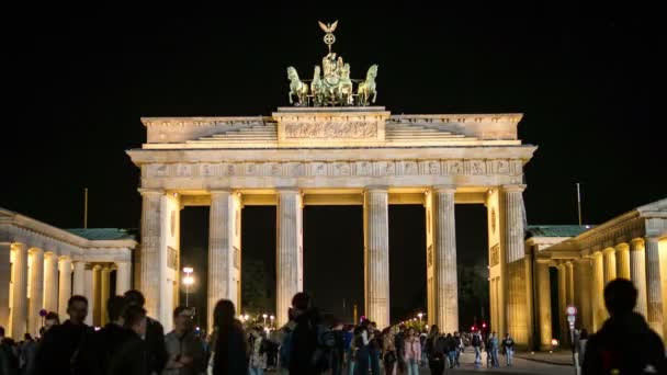 Berlin, Almanya - 25 Eylül 2015. Gece 4k, Brandenburg Gate turistler göz — Stok video