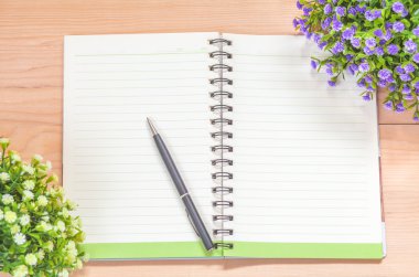 ahşap zemin üzerine spiral defter