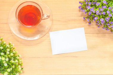 Tahta arkaplan üzerine kağıt not