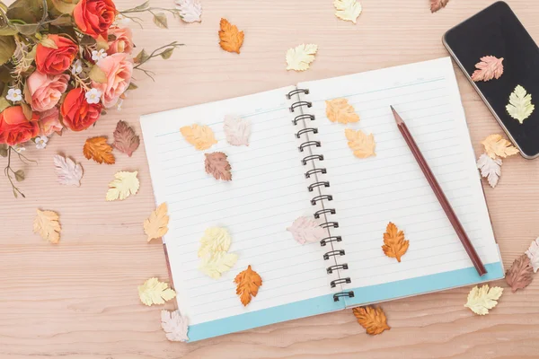 Cuaderno espiral sobre fondo de madera — Foto de Stock