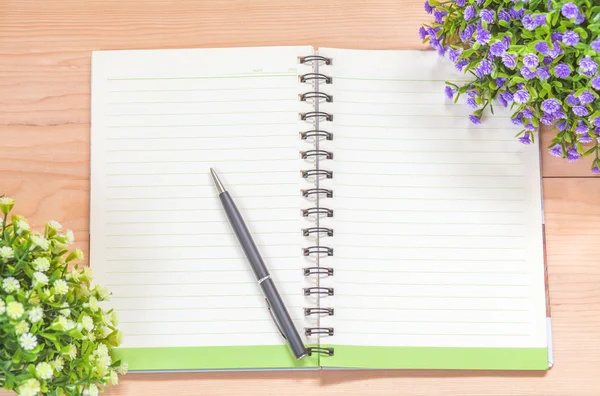 Cuaderno espiral sobre fondo de madera — Foto de Stock