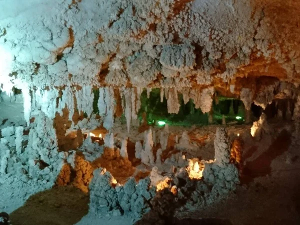 Stalaktiter Och Stalagmiter Grottan Belysta Med Ljusbågar — Stockfoto