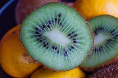 dilimlenmiş kivi ve mandalina
