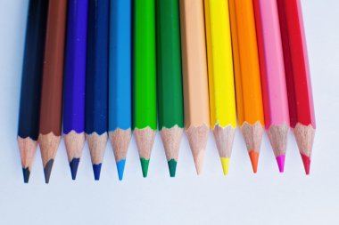 farklı renkli kalemler