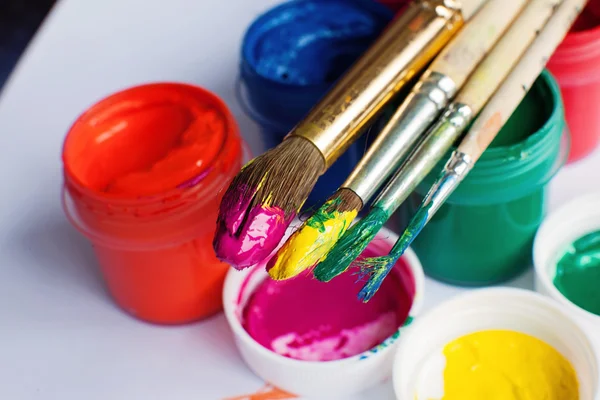 renkli gouaches ve boya fırçası