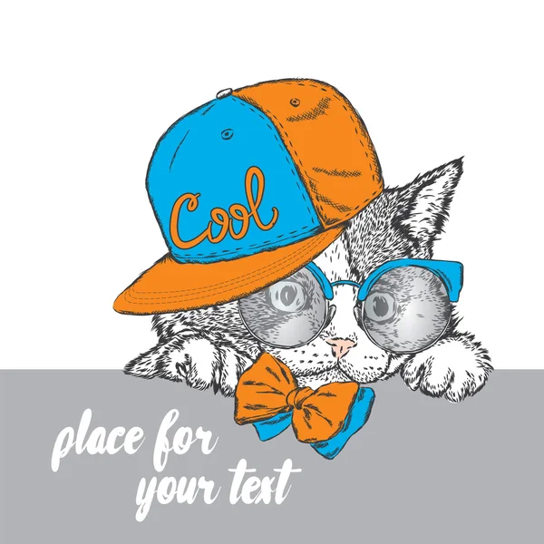 Симпатичный котенок в кепке и очках. Векторная иллюстрация для открытки, плаката или печати на одежде . — стоковый вектор