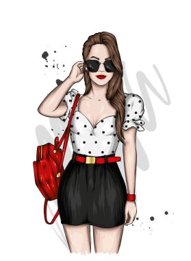 Şık elbiseli ve sırt çantalı güzel bir kız. Moda ve Tarz.