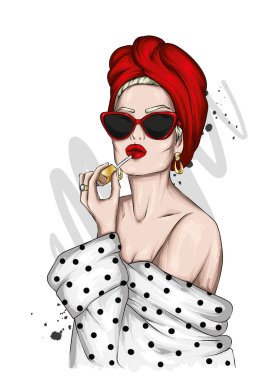 Havlu ve gözlüklü güzel kız..