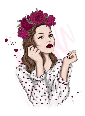 Çiçekli bir çelenk içindeki güzel bir kadının portresi. Moda, tarz, giysi ve aksesuarlar..