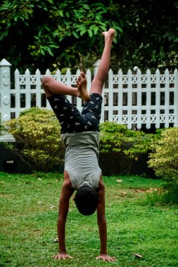 Yerde zıplayan bir çocuk. Çok güzel bir sunum.