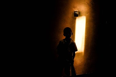 Eski bir evde kırsal bir çocuk. Basit bir yaşam tarzı. Ve güzel bir çevre. 