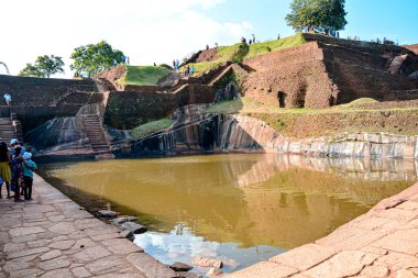 UNESCO 'nun Sigirya (Lion' s Rock), Sri Lanka 'daki Dünya Mirası sahasında hala su tutan antik bir sarnının resmi. Burası Kral Kassapa 'nın hükümdarlığı sırasında inşa edilmiş antik bir kaya kalesi ve saray harabesi.