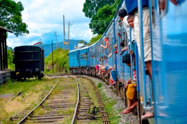 Turistler, Sri Lanka 'nın dağlık bölgelerindeki çay tarlaları arasında Ella' dan Kandy 'ye tren yolculuğunun keyfini çıkarıyorlar.