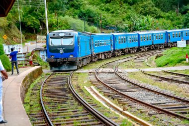 Tren Ohiya tren istasyonuna geliyor, Srilanka.