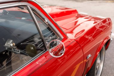 Geriye dönük ayna ve kırmızı bir retro arabanın ön camı. 5 Eylül 2020 Retro araba fuarı Çeviri: