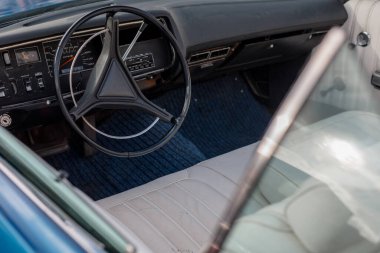 Kırmızı retro araba iç tasarımı mavi ve gri renklerde. 5 Eylül 2020 Retro araba fuarı Çeviri: