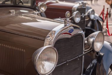 Ford kahverengi retro araba kaputu. 5 Eylül 2020 Retro araba fuarı Çeviri: