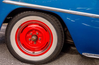 Mavi retro araba ve kırmızı tekerlek. 5 Eylül 2020 Retro araba fuarı Çeviri: