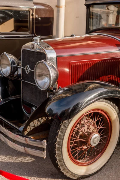 Kırmızı retro araba kaputu ve kırmızı tekerlek. 5 Eylül 2020 Retro araba fuarı Çeviri: