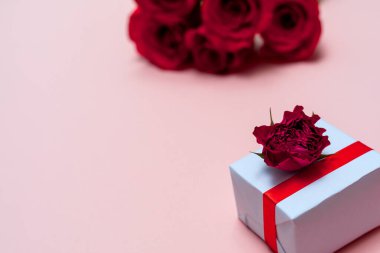 Pembe arka planda Sevgililer Günü hediye kutuları