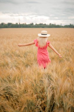 Buğday tarlasında bir kadın