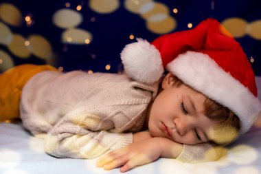 Yeni yılı bekleyen bir çocuk 