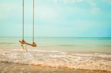 Tropik sahilde ahşap salıncak