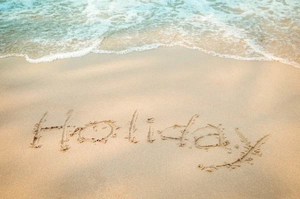 Mensaje de vacaciones escritura a mano en la playa de arena — Foto de Stock