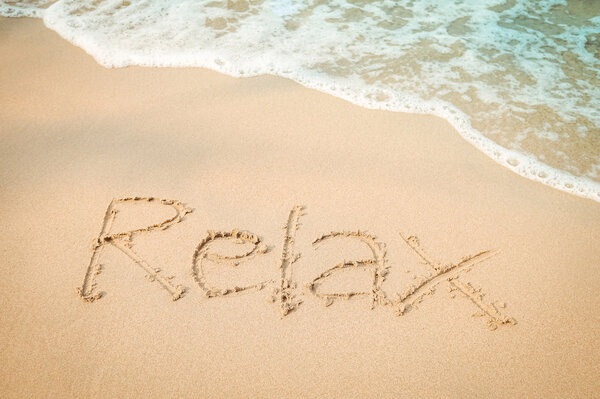 Расслабьте сообщение от руки на песчаном пляже
