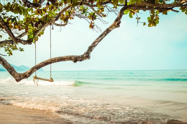 Balanço de madeira na praia tropical — Fotografia de Stock