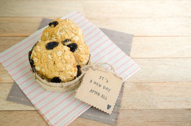 Ev yapımı yulaf kurabiye ahşap arka plan üzerinde