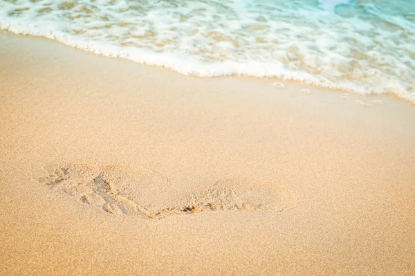 Voetafdruk op zand strand — Stockfoto