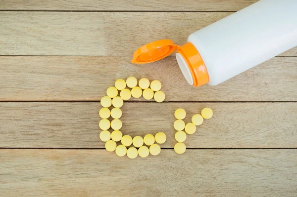 Sarı şekillendirme ahşap arka plan Cr alfabesine şekle hap