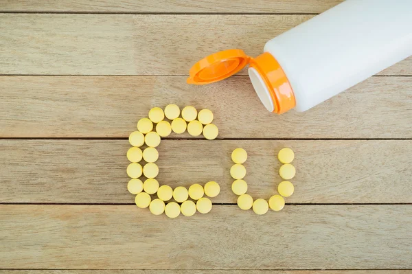 Sarı şekillendirme ahşap arka plan Cu alfabesine şekle hap