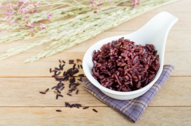 Pirinç berry ile ahşap masa jusmine pirinç pişmiş