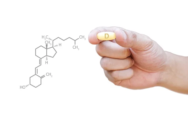 D vitamini hap kırpma yoluyla tutan el