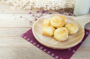 Vanilya krem eklerleri ahşap masa üzerinde