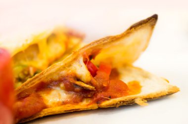 Ev yapımı peynir ve sebze quesadilla