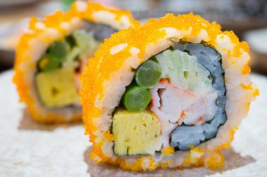 Seçici odak nokta ile suşi maki California rulo